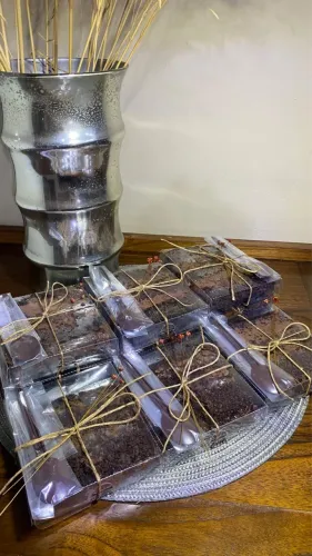 Bolo em fatia de chocolate com recheio.
