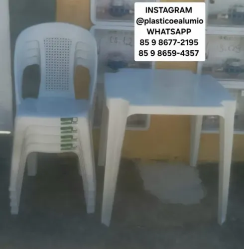 Conjunto de Mesa e Cadeiras Plásticas   Cadeiras Forplast  Material reforçado  