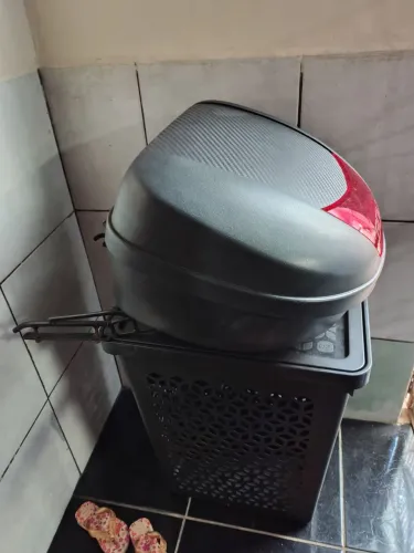 Baú de moto semi-novo 