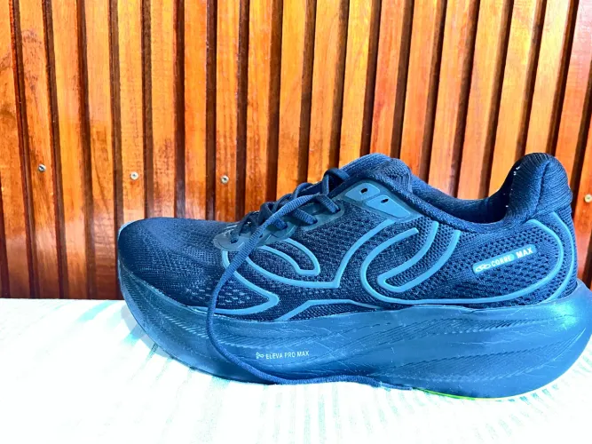 Vendo Olympikus Corre Max, número 44, na cor preta.