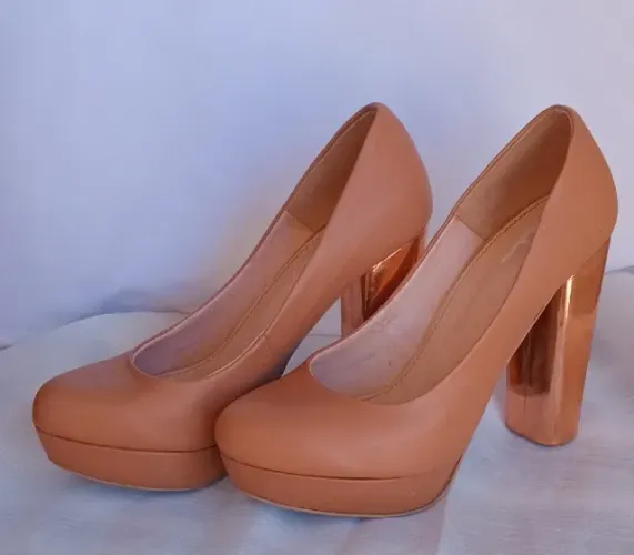 Sapato de salto alto rosegold VIA MIA com sola meia pata