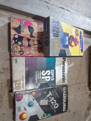 lote com 4 fita de video k7 .capa esta desgastada