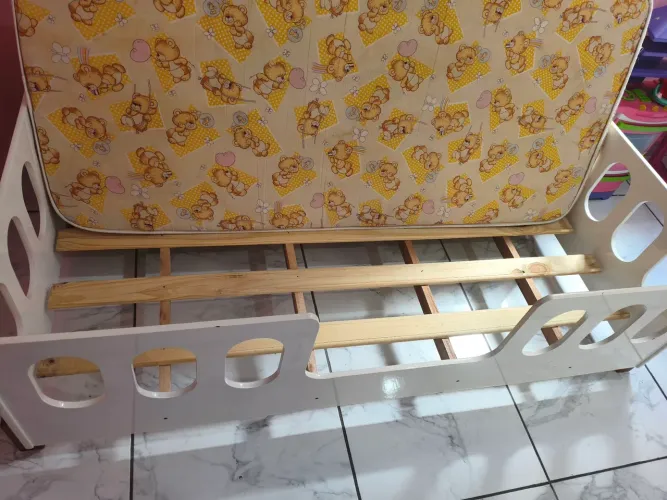 Cama infantil montessoriana com led