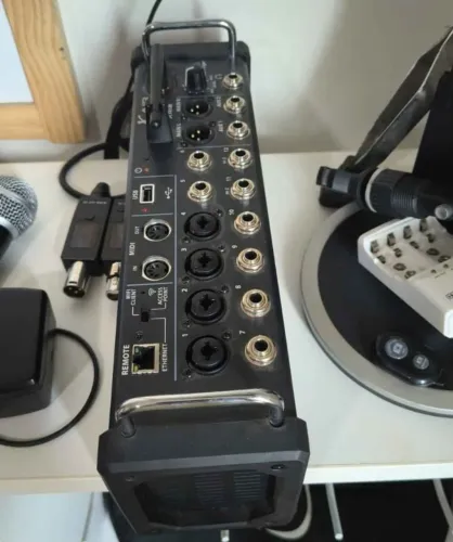 Mesa digital beringher XR 12