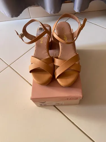 Sandália salto médio via scarpa cor bege n35 