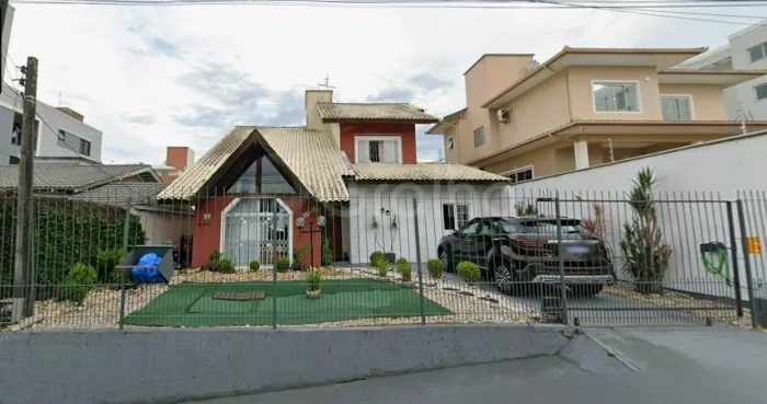Casa de 4 dormitórios e piscina, no bairro Pagani