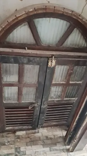 Duas janelas de madeira massaranduba exelente.