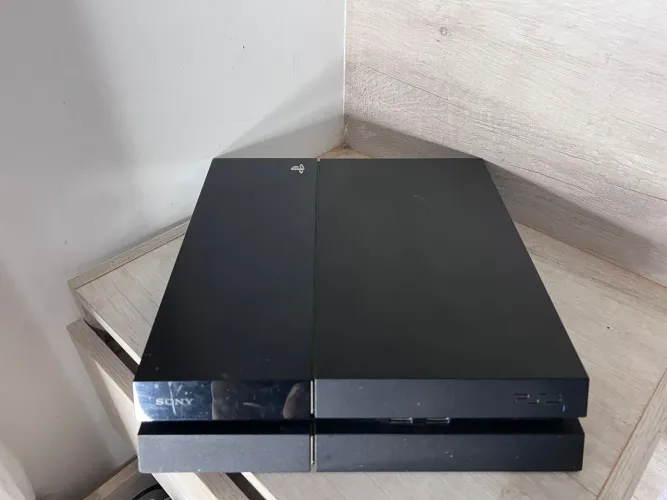 Vendo ps4 seminovo SLIM 500GB com 4 jogos