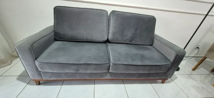 Sofá 2 lugares veludo cinza, 2 metros, pés de madeira