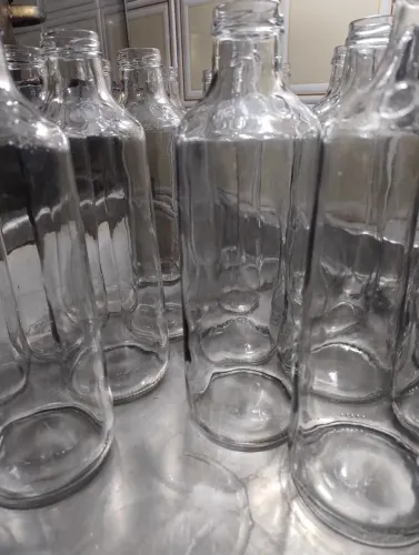 Garrafas de vidro 1L e 1,5L marca OQ com tampas
