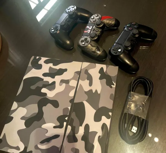 PlayStation 4 Pro (1TB) + 2 controles + 8 jogos em mídia física
