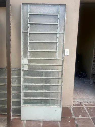 Porta de ferro com vidro com marco 0,75 x 2,07m