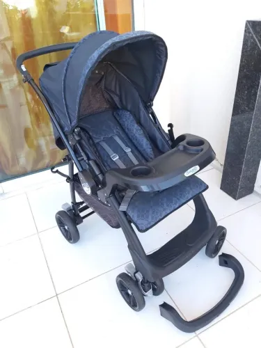 Carrinho, bebê conforto e cadeirinha para automóvel