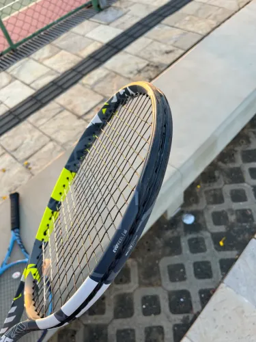 RAQUETE DE TÊNIS AERODRIVE POUCO USADA( IDEAL PARA INICIANTES)