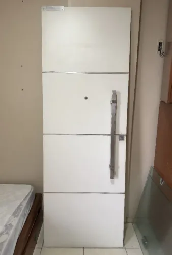 Porta em Madeira Formicada Puxador Pino Bivotante Olho Mágico Forramentos