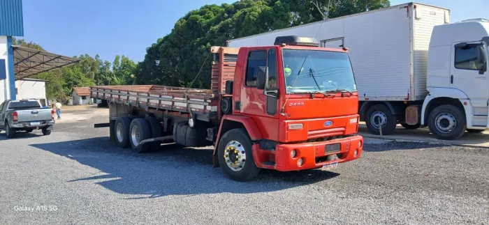 FORD 2422 ANO 2005 6X2 NA CARROCERIA DE MADEIRA