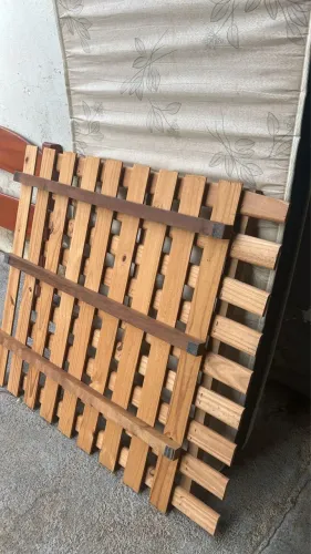Cama de solteiro de madeira