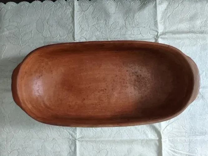 Travessa oval de barro artesanal 