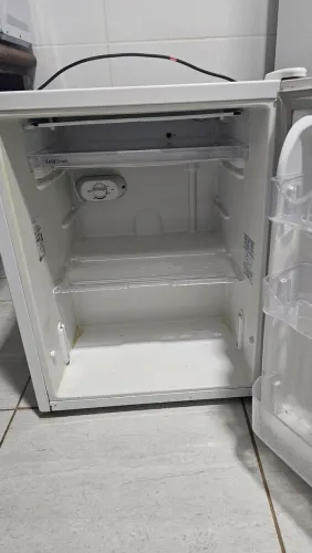 Vendo esse frigobar semi novo valor 400 reias