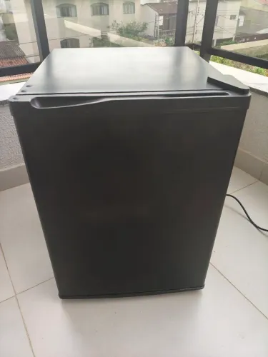 Frigobar Midea 67 litros 110v preto