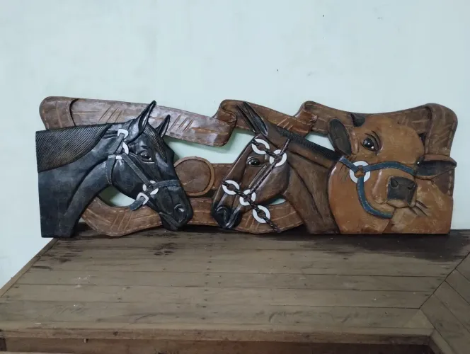 Quadro em madeira feito a mão 3 animais, mula, boi e cavalo.