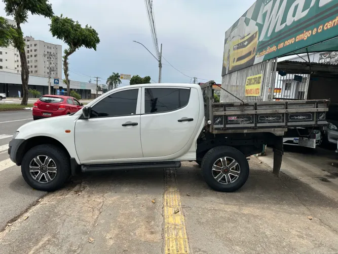 Mitsubishi L200 Triton GL 3.2 CD TB Int. Dies. Mec. 2015
