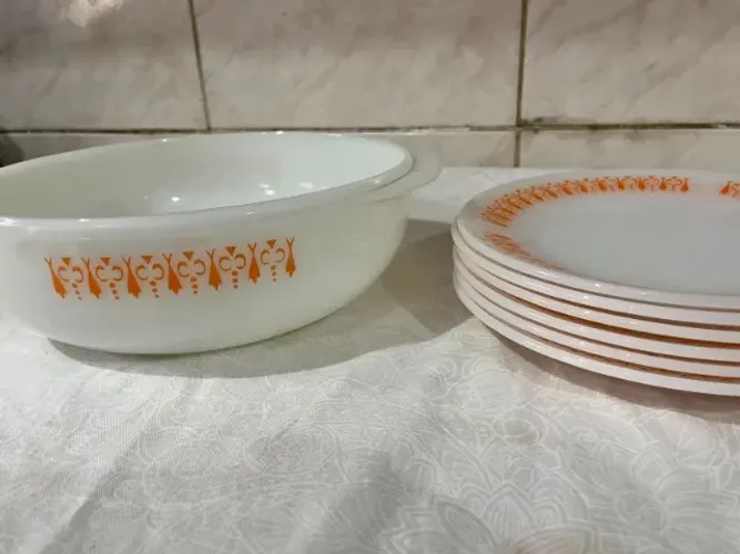 Conjunto de louças Termo Rey "gravatinha" laranja.