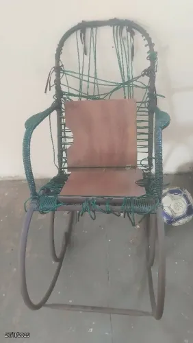 Vendo cadeira de balanço  obs: tem que refazer toda a cdeira