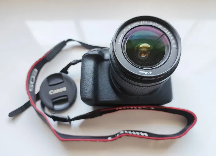 Canon EOS 2000D + Macro ringlight