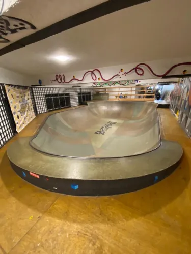 Pista de Skate com Loja e Hamburgueria