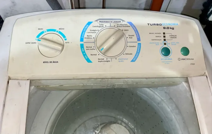 Máquina de lavar Electrolux LTE09 9 kg. Liga, porém está com defeito na entrada de água