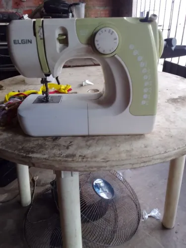 Maquina de costura vendo