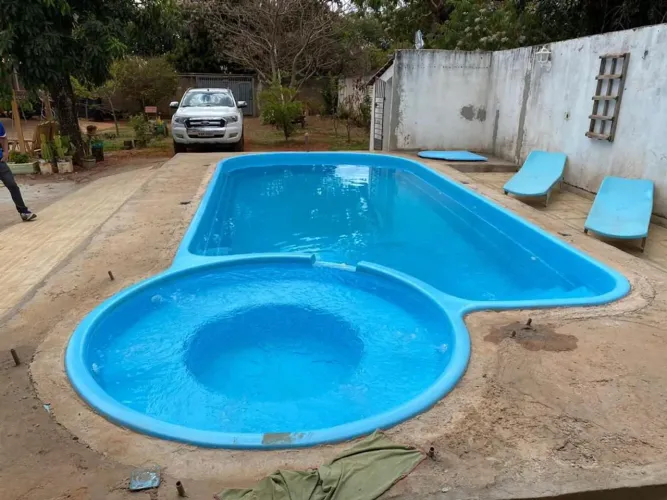 Linda piscina de 8 metros completa?
