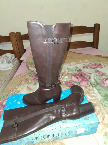 Bota de salto cano alto marro semi nova