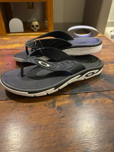 Chinelo da Oakley preto e branco 