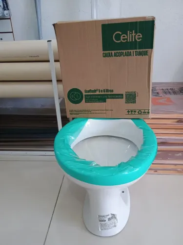 Conjunto vaso sanitário com caixa acoplada Celite Saveiro completo.