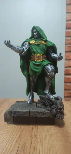 Estátua Colecionável Doutor Destino (Doctor Doom) 35cm - Pintura manual.