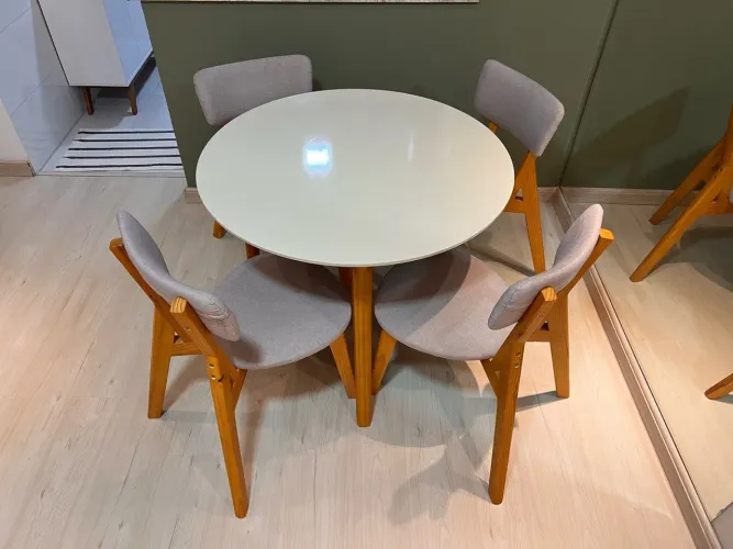 Mesa de jantar 90cm em madeira maciça + 4 Cadeiras.