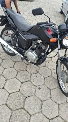 Vendo fan 125 motinho toda revisada bateu pegou motor feito toda em dia