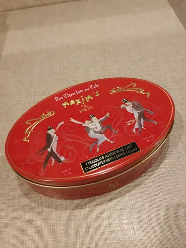 lata decorativa maxims de paris  caixa de chocolates vintage