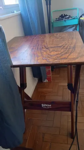 Mesa com quatro cadeiras