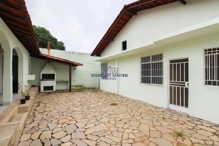 Vende casa com Habite-se sendo 03 quartos, 04 vaga