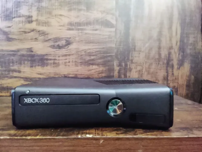 Xbox 360 luz vermelha vai com cabos originais 2 controles originais mais jogos