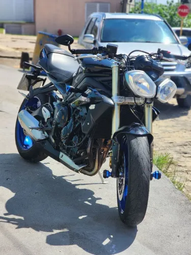 Triumph street triple 675c no ponto de transferência