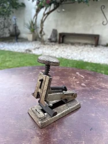 Grampeador antigo