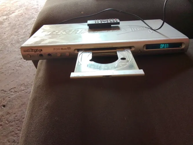 DVD Britânia e outro LG os dois com controle ?