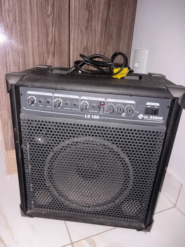 Baixo e amplificador