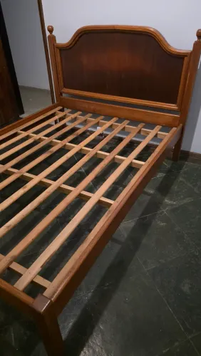 Cama de casal de madeira maciça com colchão 