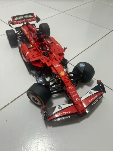     Ferrari F1 LEGO Technic 2024 - Pronta para Exposição