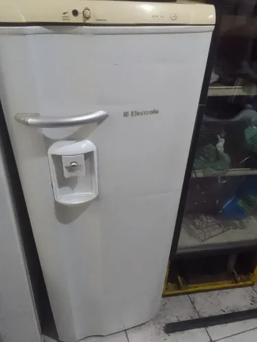 Vendo essa geladeira funciona muito bem 220v só buscar em Canoas não entrego 500 reais
